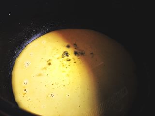 11、简单快手零失败的 番茄蛋包饭,倒入蛋液,盖上锅盖,开小火加热十几秒