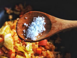 15、简单快手零失败的 番茄蛋包饭,四分之一勺糖,小火翻炒到米饭变烫,关火