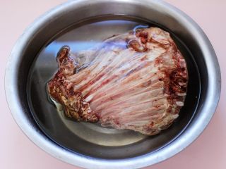 1、烧烤风味烤羊排,羊排首先用清水浸泡2个小时，把羊排的血水泡干净。
