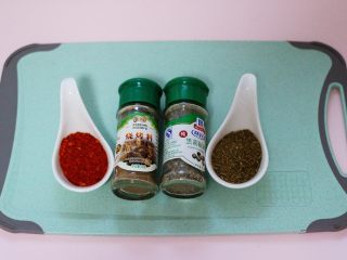 3、烧烤风味烤羊排,准备好辣椒面和孜然粉，再准备好烧烤调料和黑胡椒碎。