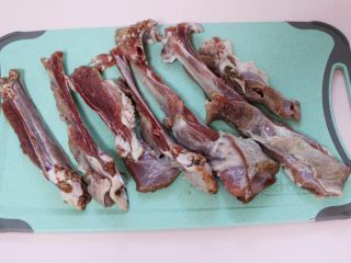 4、烧烤风味烤羊排,将羊排泡出血水，用清水清洗干净，沥干水分后又刀切成条状。