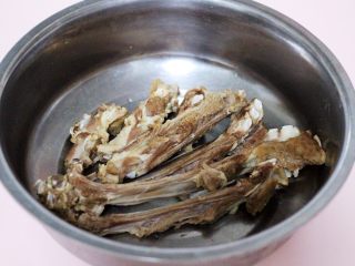 9、烧烤风味烤羊排,把焯过水的羊排用清水冲洗干净后，沥干水分放入盆子里。