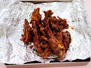 15、烧烤风味烤羊排,把伴匀的羊排铺到锡纸上面。