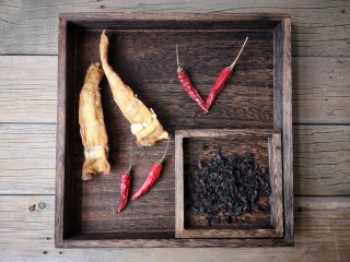 1、梅菜笋丝,准备食材。