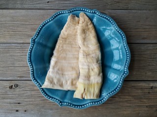 2、梅菜笋丝,笋干提前泡发洗净。