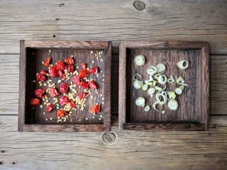 4、梅菜笋丝,干辣椒切小段，葱切葱花。