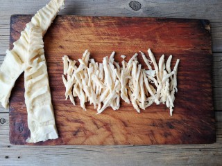 5、梅菜笋丝,将泡发洗净的笋切丝备用。