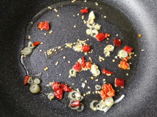 6、梅菜笋丝,锅中适量油烧热，下入葱花干辣椒段爆出香味。