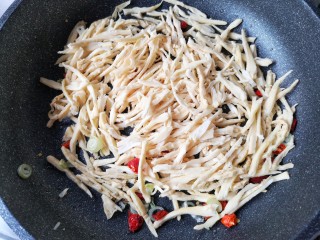 7、梅菜笋丝,下入笋丝翻炒均匀。