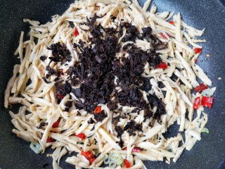 8、梅菜笋丝,将泡发洗净的梅干菜攥干水份后加入，翻炒均匀。