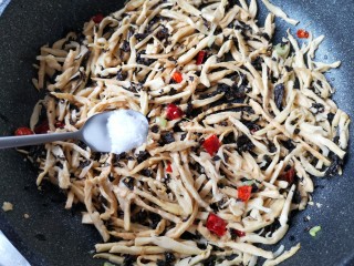 9、梅菜笋丝,加入适量的白糖。