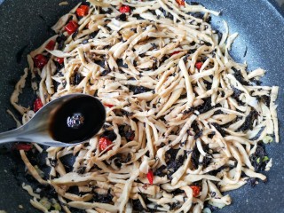 10、梅菜笋丝,加入一勺味极鲜酱油。