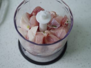 2、肉丸瓠子汤,猪肉放入料理机