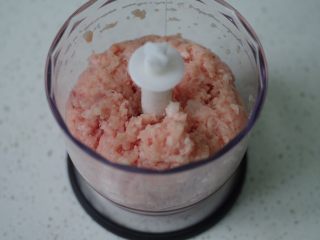 3、肉丸瓠子汤,猪肉放入料理机打成泥，也可以用刀剁