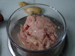 4、肉丸瓠子汤,打好取出放入小碗中，加姜汁，也可以用姜末，姜汁就是小孩吃不出姜