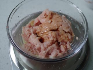 5、肉丸瓠子汤,加入生抽和醋