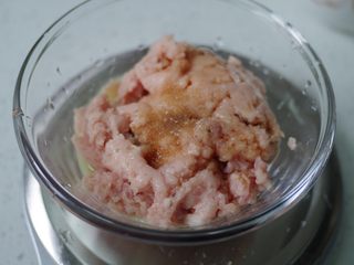 6、肉丸瓠子汤,加盐后拌匀