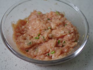8、肉丸瓠子汤,拌匀，拌的时候要顺时针划圈搅拌，这样肉泥会打得更均匀，下锅容易抱团