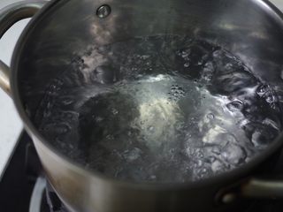 9、肉丸瓠子汤,锅内大火烧开水