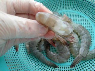 2、鲜虾黄瓜条,把虾处理干净