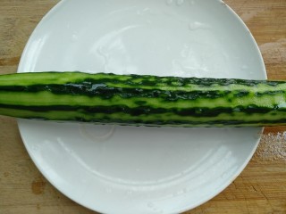 4、鲜虾黄瓜条,黄瓜去皮洗净