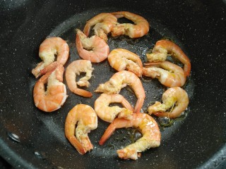 8、鲜虾黄瓜条,煎制两年金黄