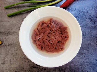 9、爆炒腰花,切好的猪腰用冷水泡一会儿