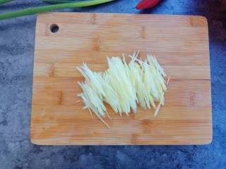 11、爆炒腰花,尽量切细一些,切好放在一边备用