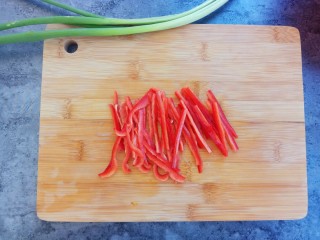 12、爆炒腰花,红尖椒也切细丝备用