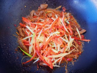 20、爆炒腰花,最后放入葱丝和辣椒丝翻炒,加盐和鸡精就可以出锅了