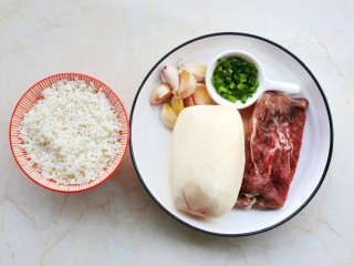 1、莲藕肉丸,准备好所有食材。