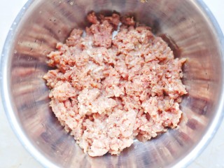 2、莲藕肉丸,肉末剁成泥。