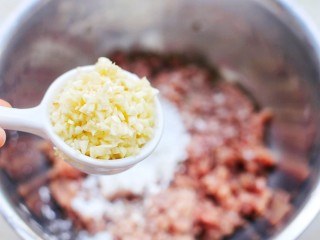 5、莲藕肉丸,蒜末。