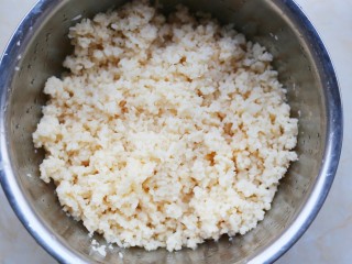 12、莲藕肉丸,莲藕剁成泥。