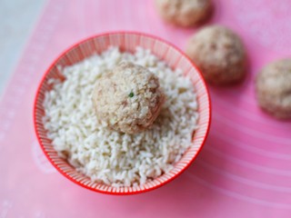 15、莲藕肉丸,滚一圈糯米。