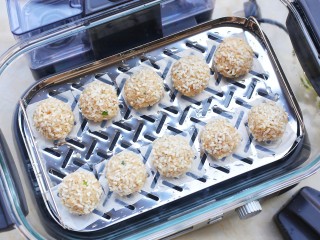 16、莲藕肉丸,码入蒸盘，蒸20分钟。