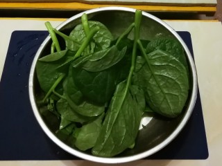 1、清炒木耳菜,木耳菜去除黄叶和根部