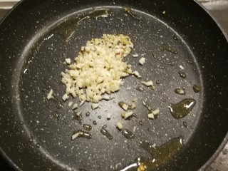 8、清炒木耳菜,锅中底油继续加热 放入姜末 炒香后放入蒜末