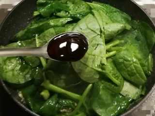 10、清炒木耳菜,接近锅底部的木耳菜已经变软塌 放入蚝油