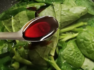 11、清炒木耳菜,放入蒸鱼豉油 快速翻炒