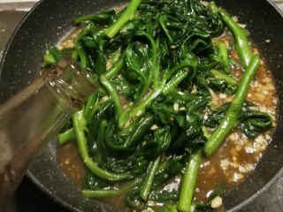 13、清炒木耳菜,淋入半勺芝麻油 翻拌关火