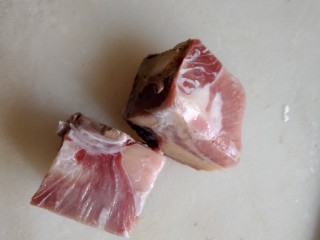 1、中和汤,火腿骨头剁好。冷水下锅焯水。