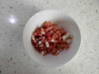 6、中和汤,火腿切丁。