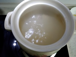 9、中和汤,汤底见白。捞出火腿骨头。备用。