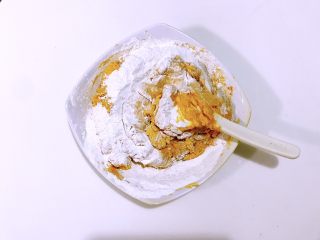 3、健康美味南瓜饼,将糯米粉全麦粉倒入南瓜泥，拌匀。