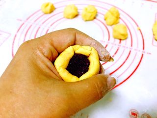 8、健康美味南瓜饼,轻轻包起来。