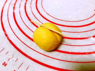 10、健康美味南瓜饼,用牙签压出痕迹。