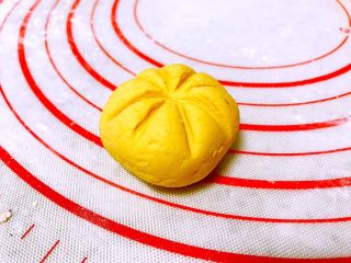 11、健康美味南瓜饼,压出南瓜状。