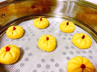 12、健康美味南瓜饼,顶端放枸杞。上锅蒸10分钟熟。