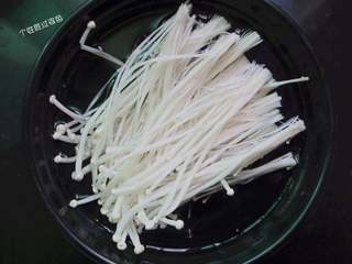 5、番茄金针菇蛋皮汤,金针菇去根洗干净